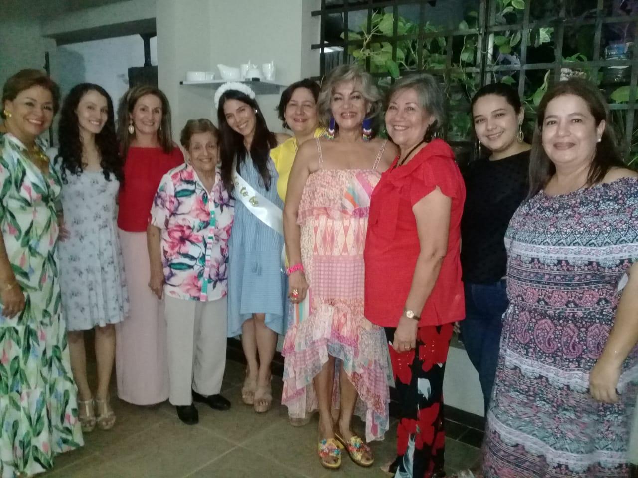 La novia acompañada por la abuela, Clema Osso; la madre, Esperanza Andrade; la suegra, Ana Cecilia Castro y familiares.